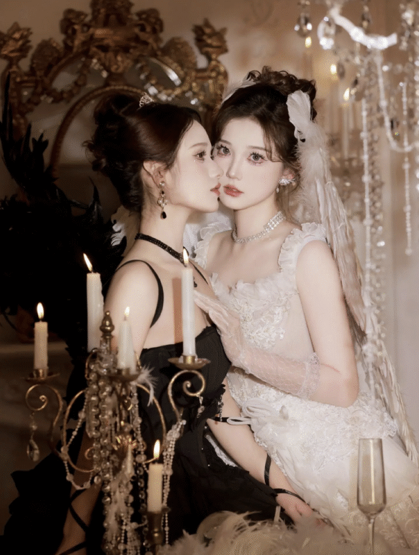 Chụp ảnh đôi bạn thân 